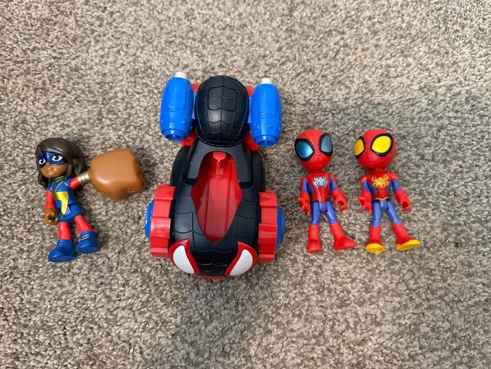 Marvel Spidey and His Amazing Friends Toy Vehicle and 4 Action Figures Set
